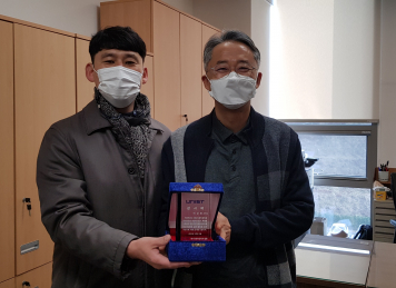 Present appreciation plaques to previous dean of  ECHE department (Sang-Young Lee, Jaepil cho)